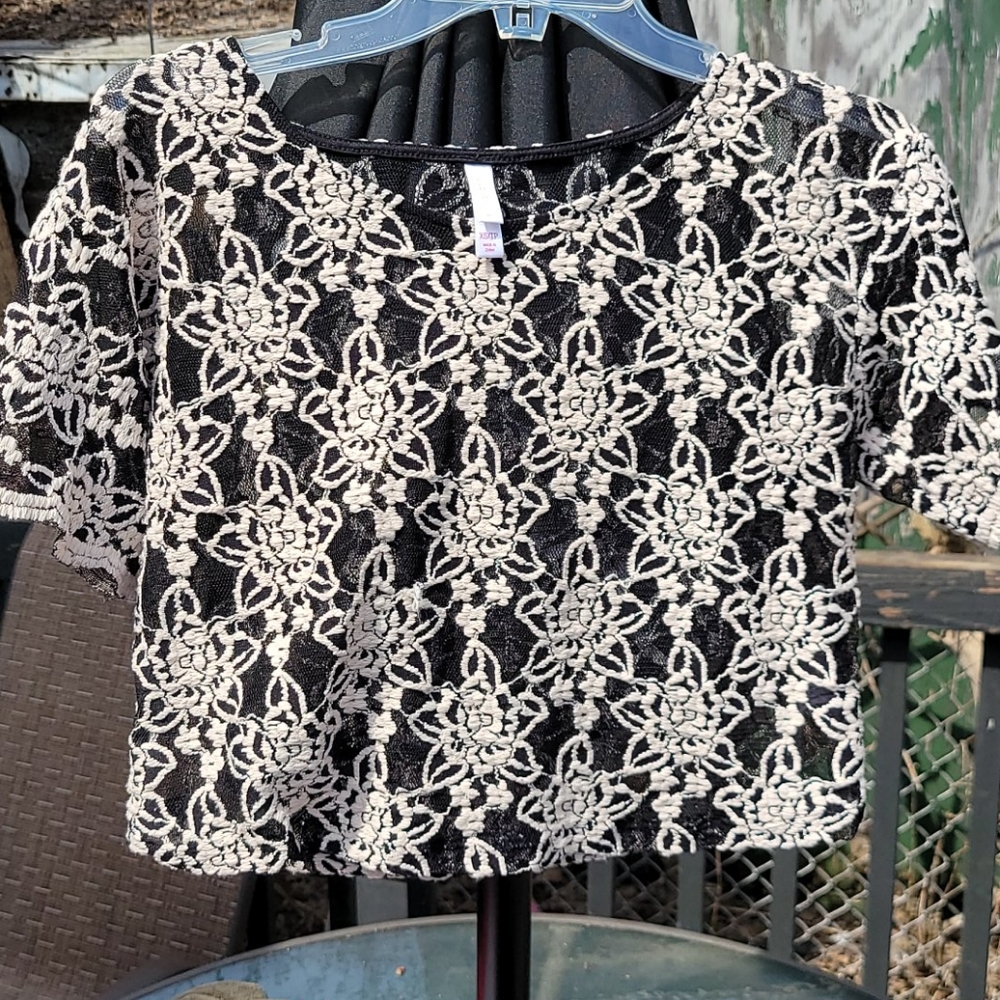 Women's cropped lace blouse